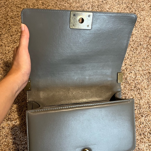 Grey leather bag w shiny hardware - Picture 2 of 5